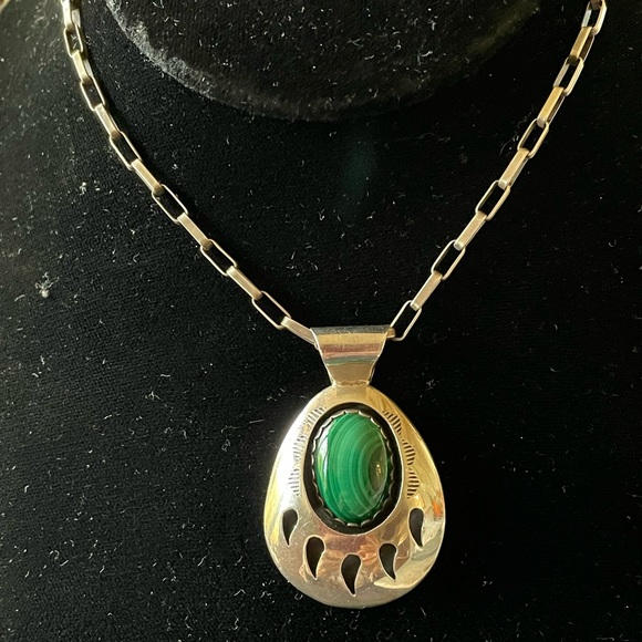 Navajo Vintage Native American Malachite Bear Paw Pendant - Picture 2 of 9